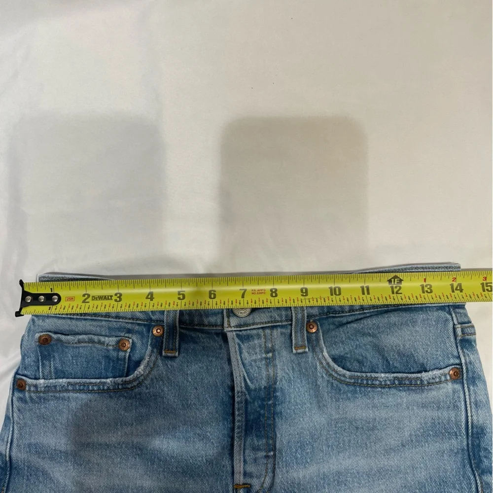 Levi’s Premium Quality Wedgie High Rise Jean Short Button Fly Size 27 Light Wash